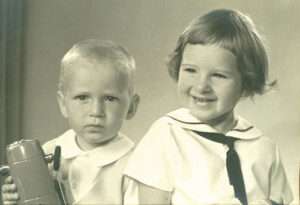 der 63 mit seiner Schwester Carola.
